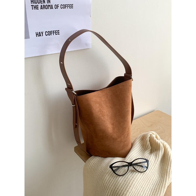Autumn and Winter Tote Bag Large Capacity Women's New Single Shoulder Suede Bag Cylinder Simple Niche Commuter Bucket Bag