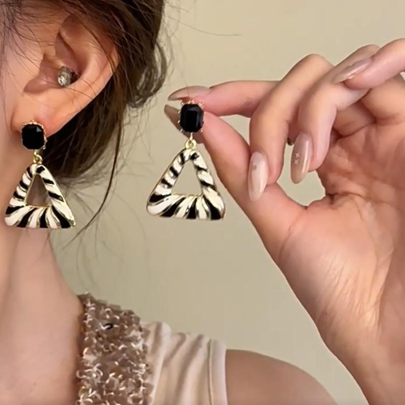 Vintage Black White Stripe Pendant Earrings For Women Retro Exaggerated Circle Dangle Drop Earrings Fashion Jewelry Party Gift