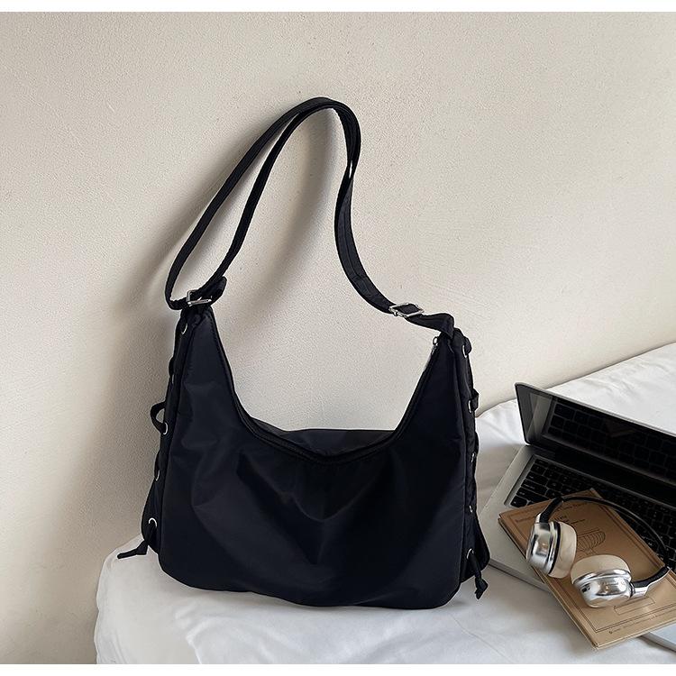 

2025 new lightweight nylon bag casual versatile simple shoulder bag messenger bag commuter underarm bag чёрный