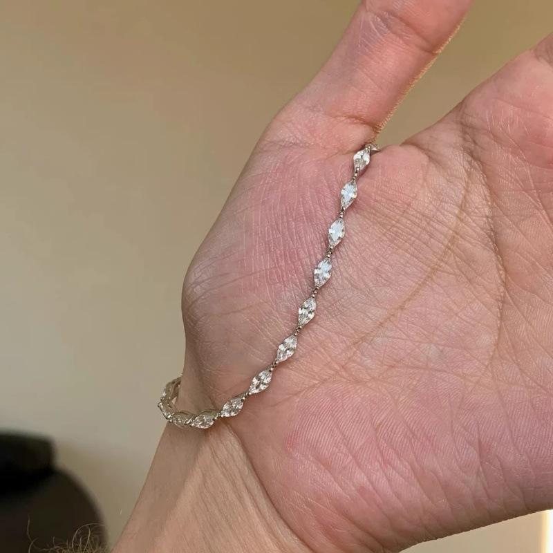 Minimally Designed Versatile Niche Bracelet