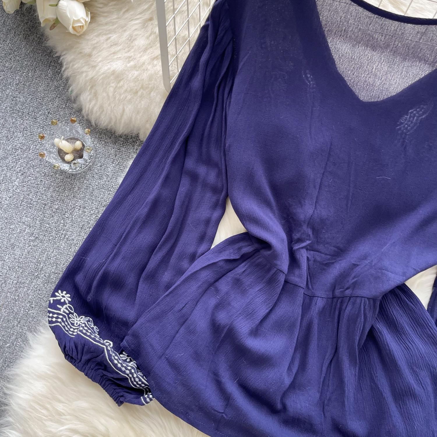 Весенняя свободная блузка с цветочной вышивкой — фото 18