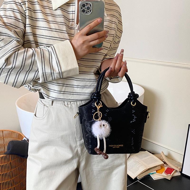 Portable bucket bag women's 2025 new summer fashion handbag versatile commuter casual shoulder messenger bag