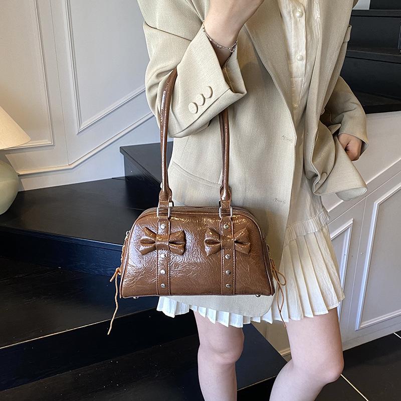 

Retro premium bow underarm bag women s 2025 new retro simple shoulder bowling bag commuter bag коричневый