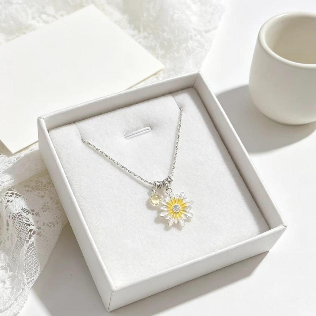 Elegant Daisy Silver Enamel Necklace - Stylish, Versatile, and Light Luxury Clavicle Chain for Women