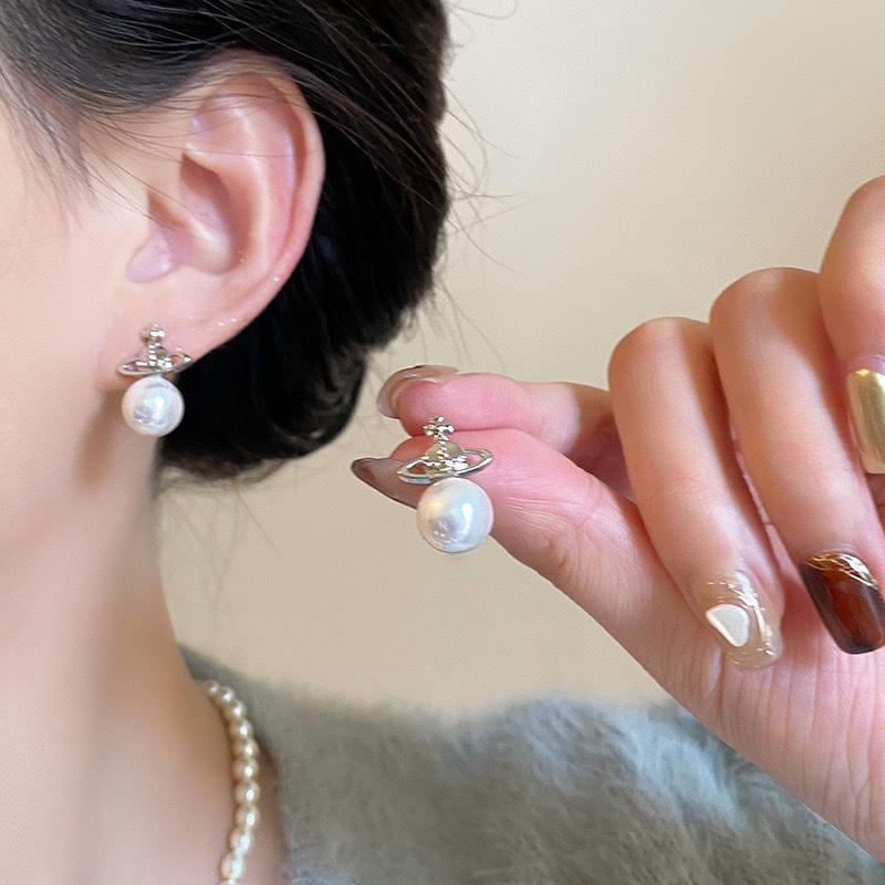 

High-end romantic planet pearl stud earrings S silver needle niche exquisite Korean earrings fashion light luxury earrings tide