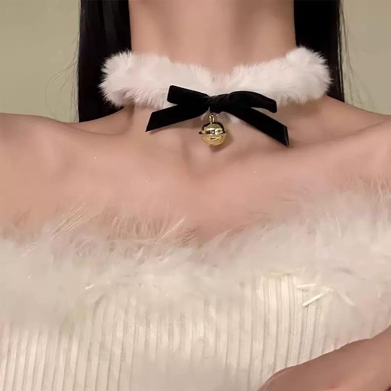 Entzückende weihnachtliche Plüsch-Halskette mit roter Samtschleife und Jingle-Bell-Choker