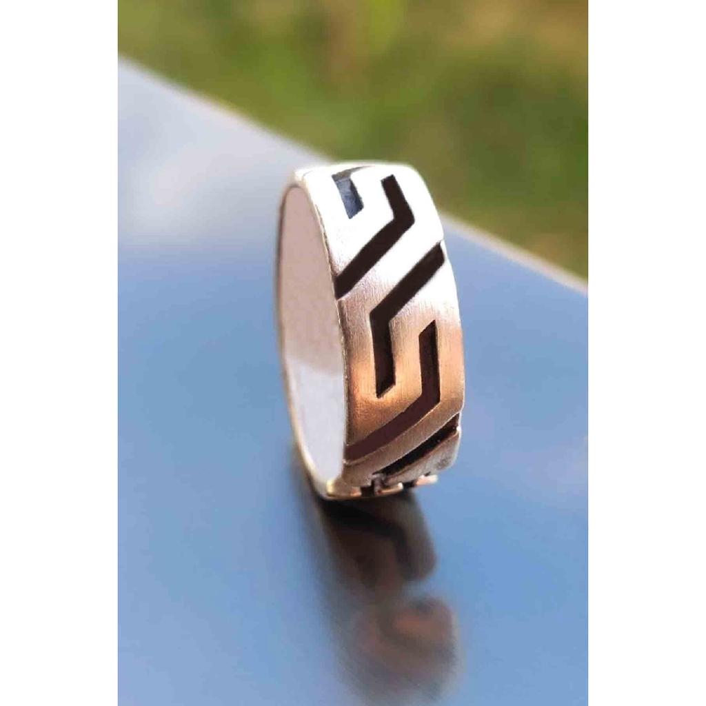 Verstellbarer, versilberter Ring mit Titanmuster-Modell