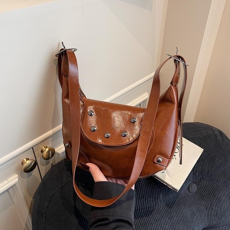 Trendy Rivets, High-end Texture, Large Capacity, Fashionable and Retro, Single-shoulder Crossbody, Underarm Dumpling Bag