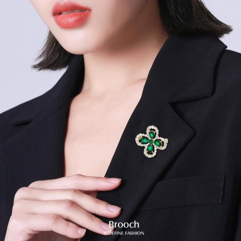 Vintage Brooches Imitation Emerald Leaf Shape Sweater Pins French Style Exquisite Corsage All-match Suit Prom Dress