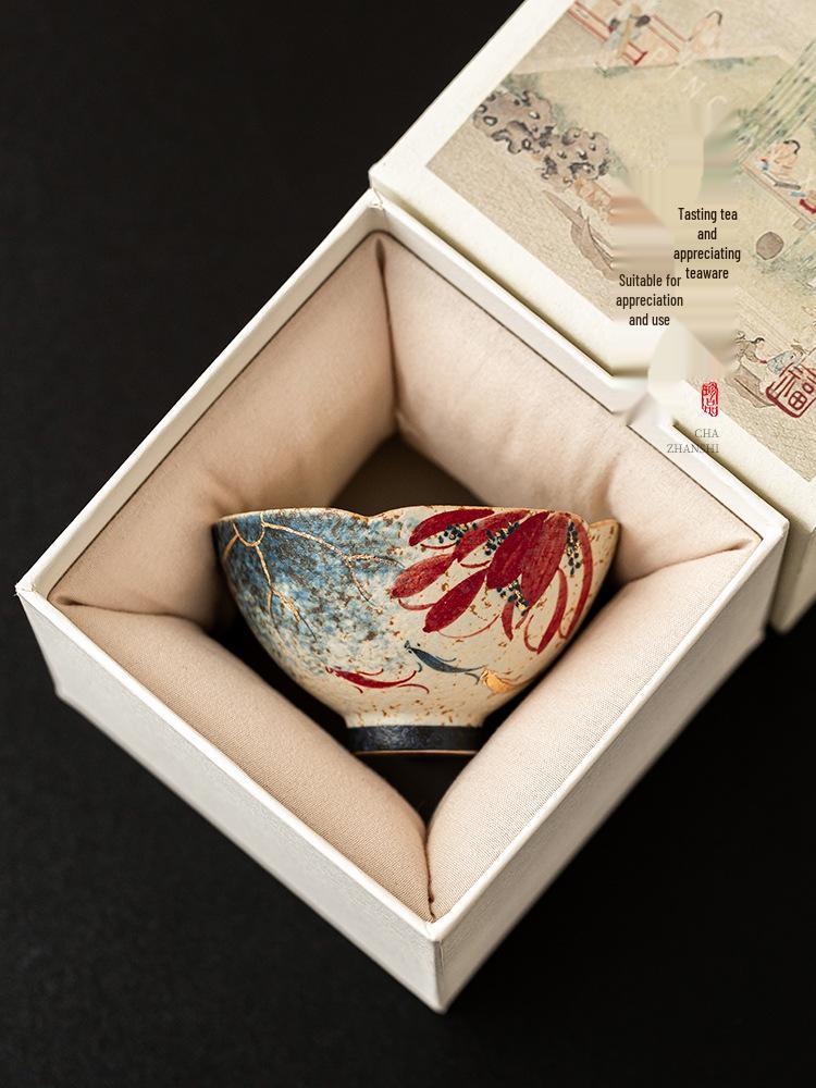 Ručně malovaný zlacený keramický čajový šálek s motivem koi a lotosu