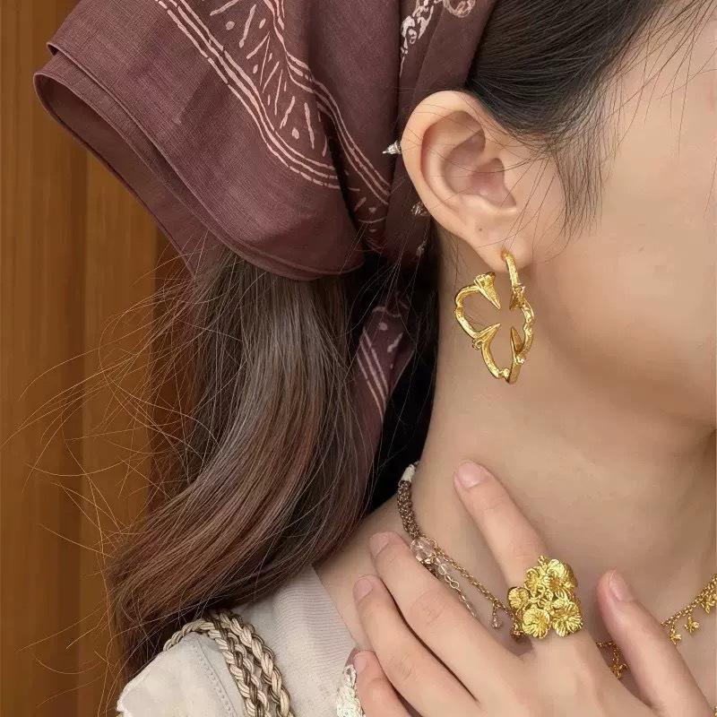 

Premium Sense Unique Earrings Copper Plated Real Gold C Word Four Leaf Clover Earrings Simple Leaf Earrings Flower Stud Earrings