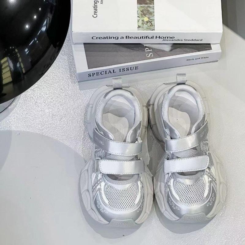 

Кожаные сетчатые повседневные сандалии женские летние на толстой подошве увеличивающие рост с мелким вырезом полые на липучке папины кроссовки 40 серебряный