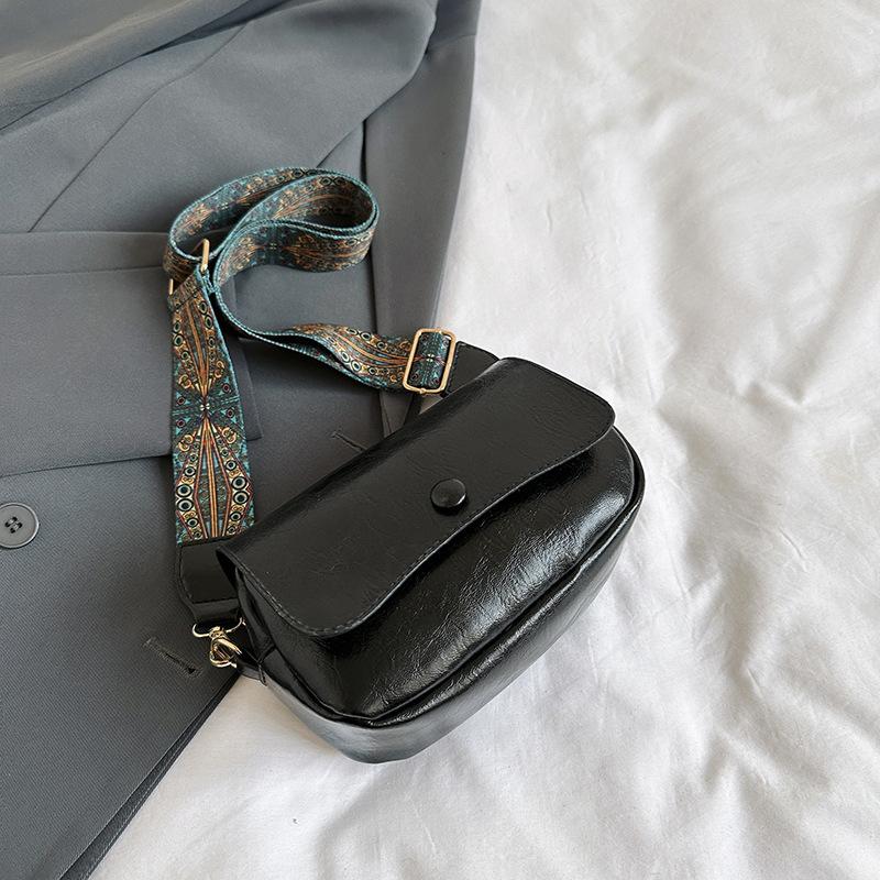 Solid Color Simple and Fashionable Korean Version Commuting Texture One-shoulder Crossbody Bag Early Autumn Small Square Bag Korean Version