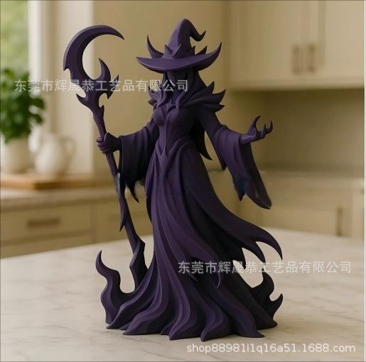 

Готическая статуя ведьмы на Хэллоуин с развевающимся плащом и посохом в виде полумесяца. Жуткая властная фигурка колдуньи для украшения дома.