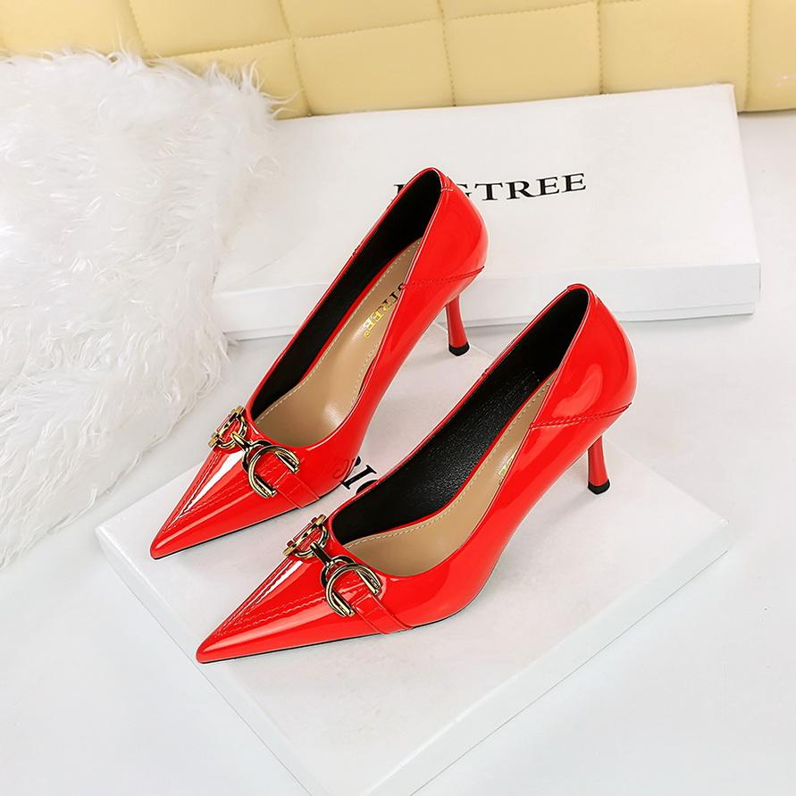 Chaussures à talons hauts européennes et américaines, chaussures pour femmes, talon fin, bouche peu profonde, talon haut pointu, boucle de ceinture en métal, chaussures simples
