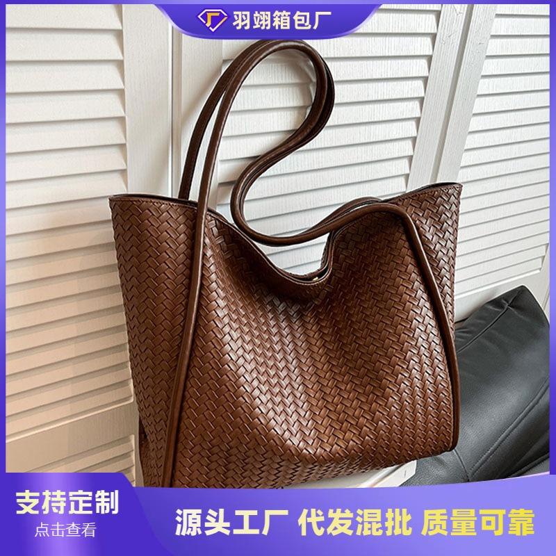 Large-capacity retro woven bag women's autumn and winter versatile new casual shoulder bag commuter tote bag