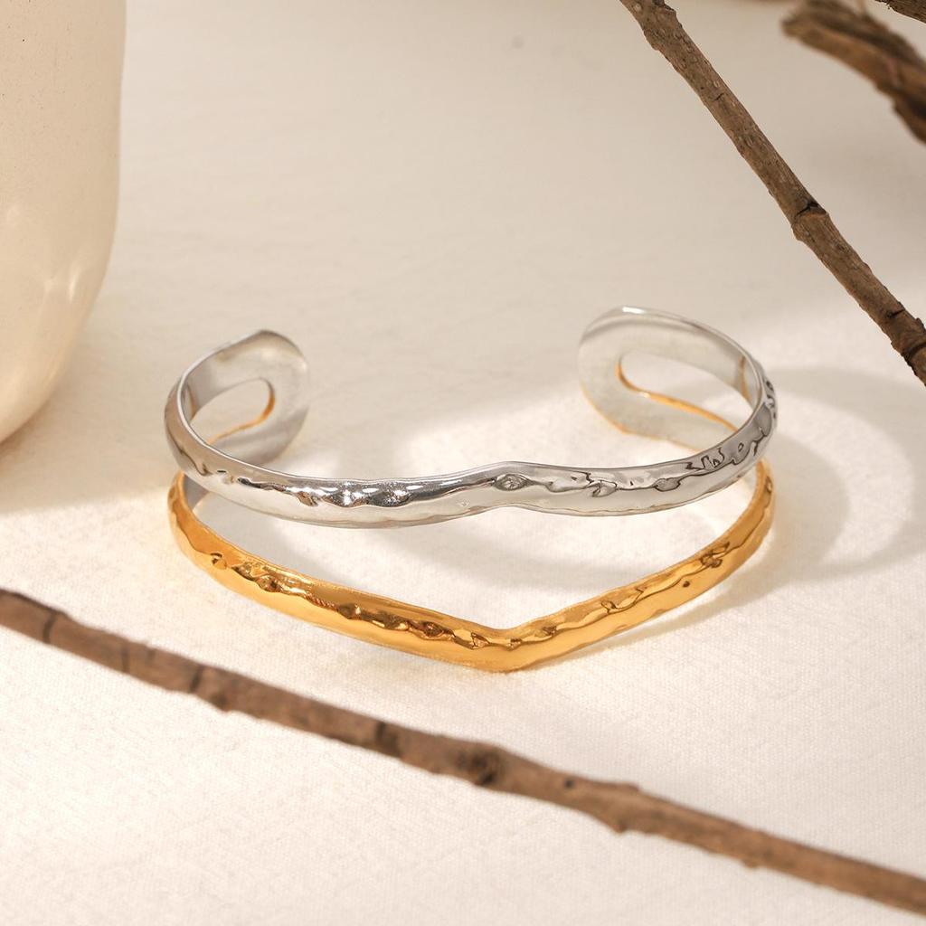 Europäischer und Amerikanischer Stil Gehämmertes Gold/Silber Offener Edelstahl Armreif – Vielseitiges Hohldesign für Damen