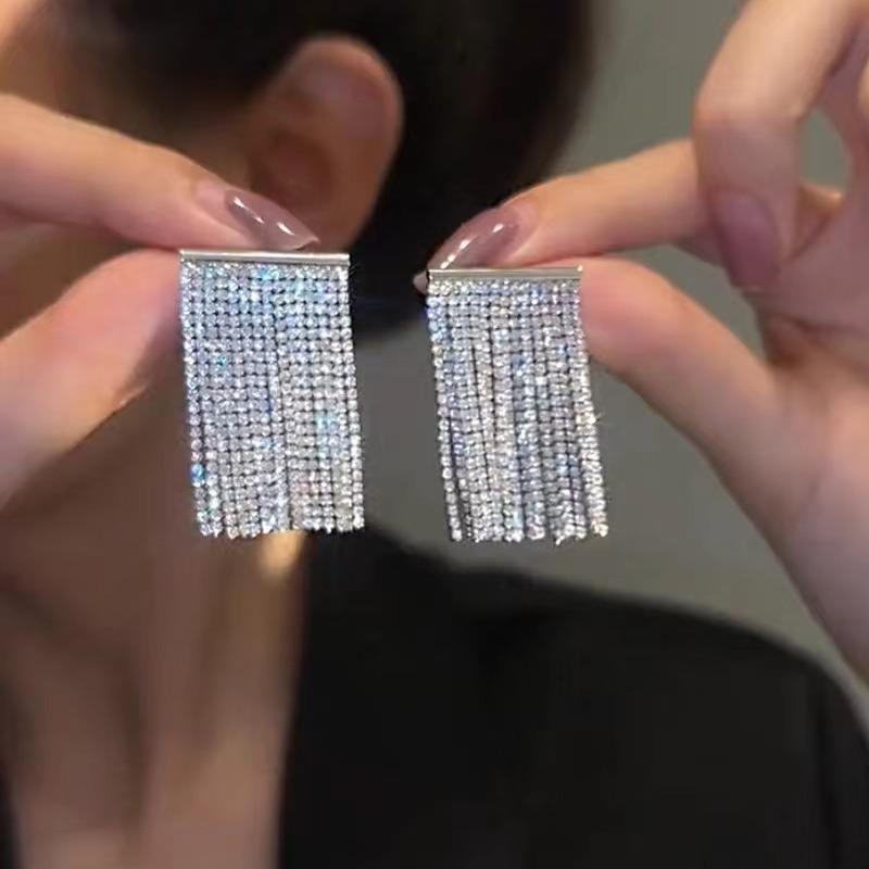 High-End Heart Tassel Earrings: Slimming, Long Dangle for Round Faces - Luxurious and Niche Design