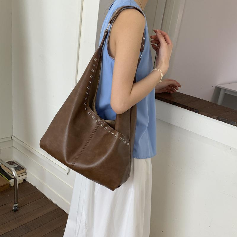 Large capacity fashion commuter tote bag women's 2026 spring new light luxury shoulder underarm bucket bag