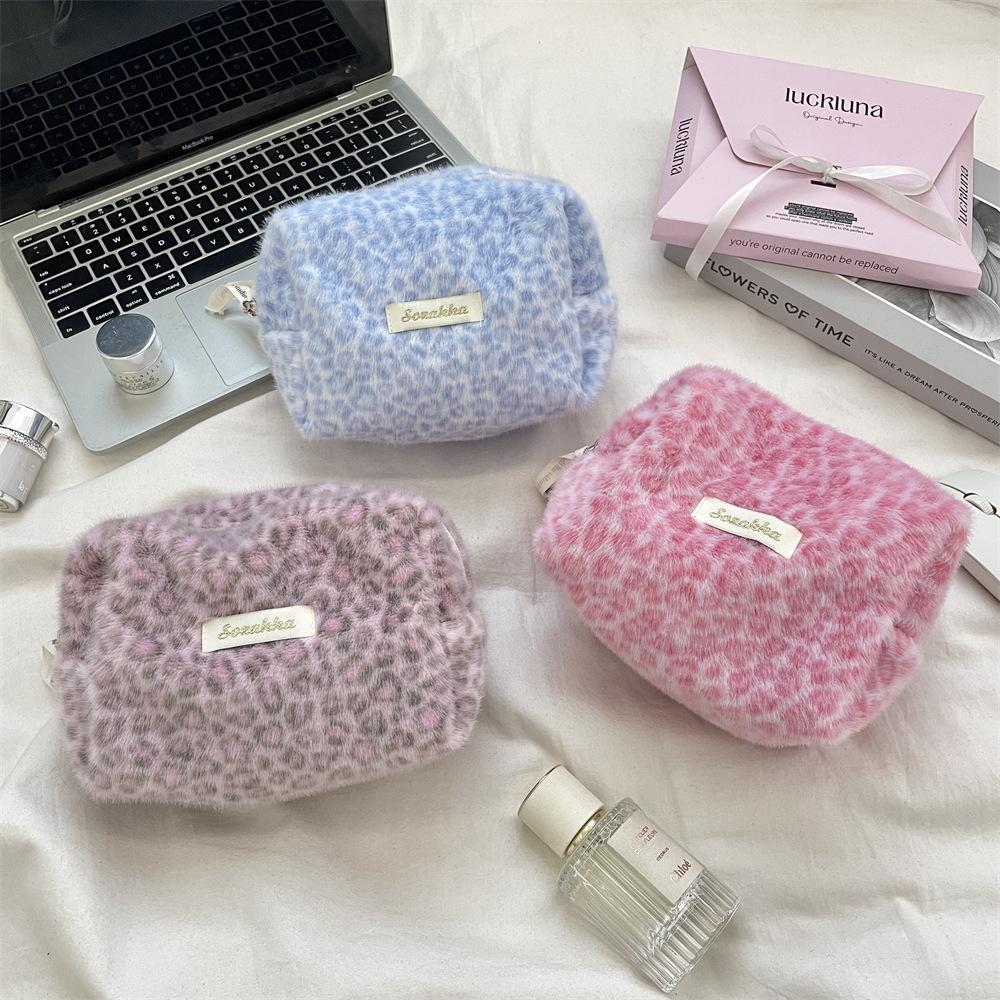 New Autumn Winter Leopard Print Plush Makeup Bag Large Capacity Women Cosmetic Bag With Zipper Travel Clutch