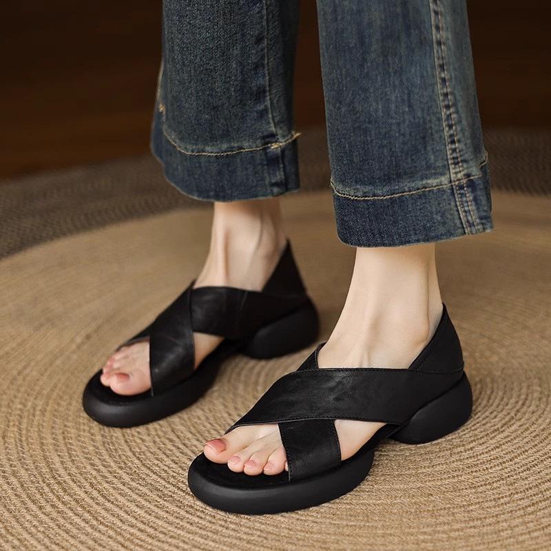 Roman leather sandals women's 2025 new summer this year's popular casual sandals large size women's soft-soled flats