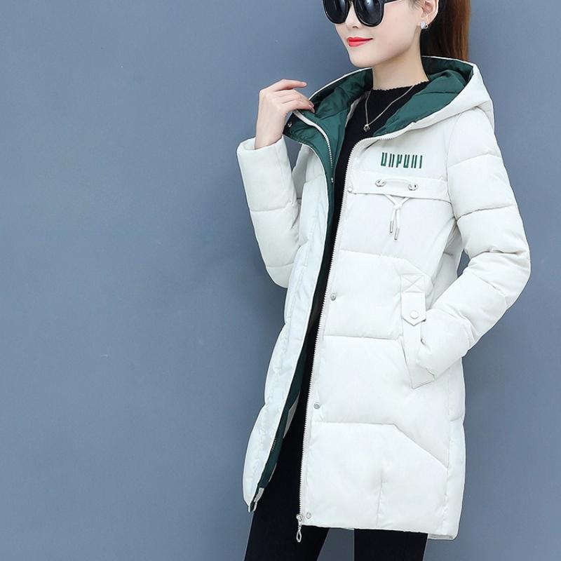 Зимняя женская куртка-пуховик с капюшоном и длинными рукавами — фото 10