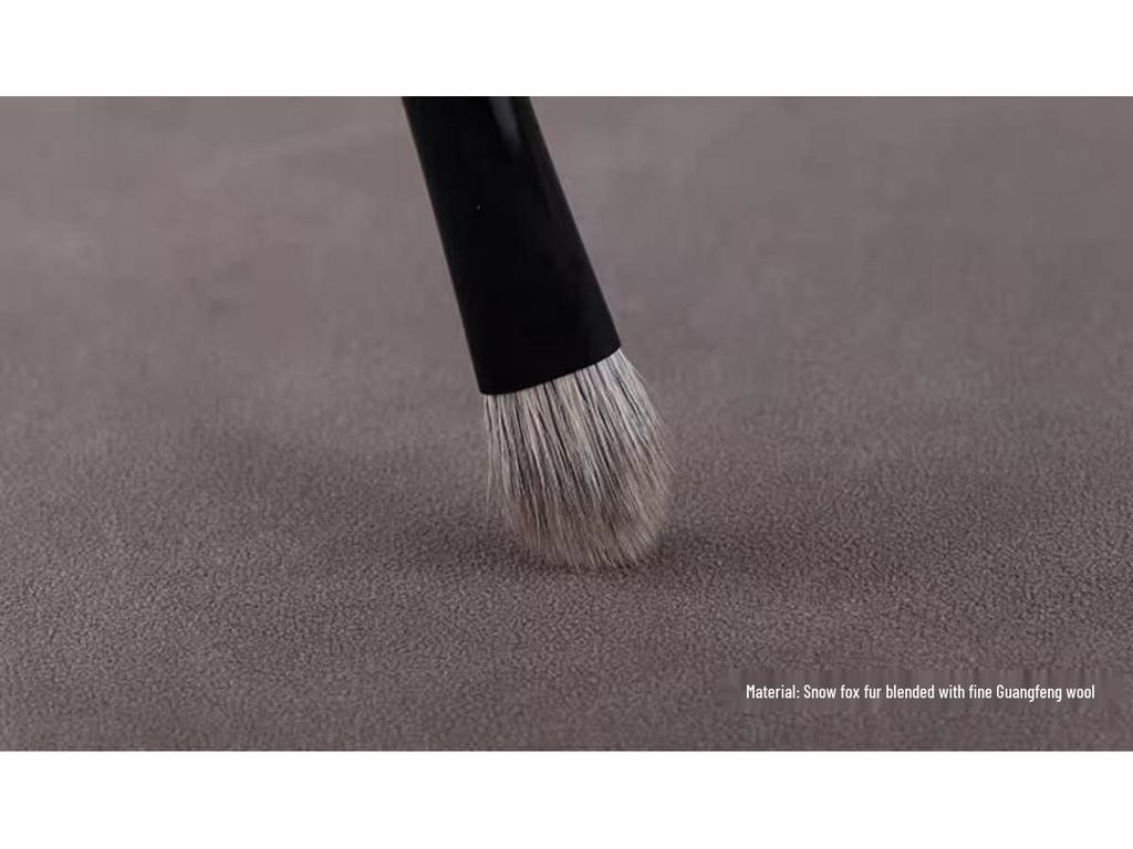 Snow Fox Hair Makeup Brush: Large Eyeshadow Blending Brush for Base Color Application