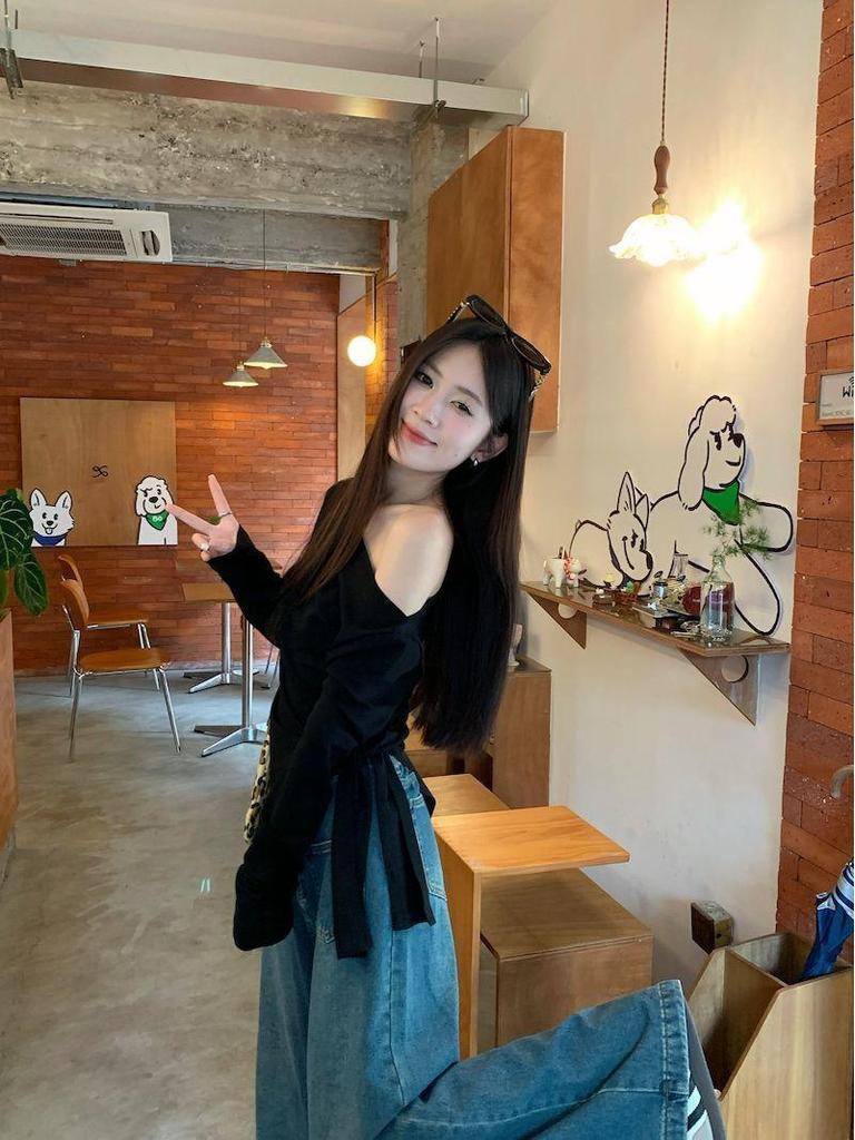 Chic Black One-Shoulder Women's Top - 2025 Autumn Design, Unique Style, Base Layer, Luxurious Feel