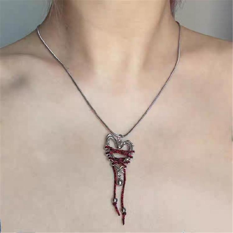 Contemporary Heart Necklace Flexible Bone Chain Structure Corrosion Resistant Alloy Materials Fashion Accessory