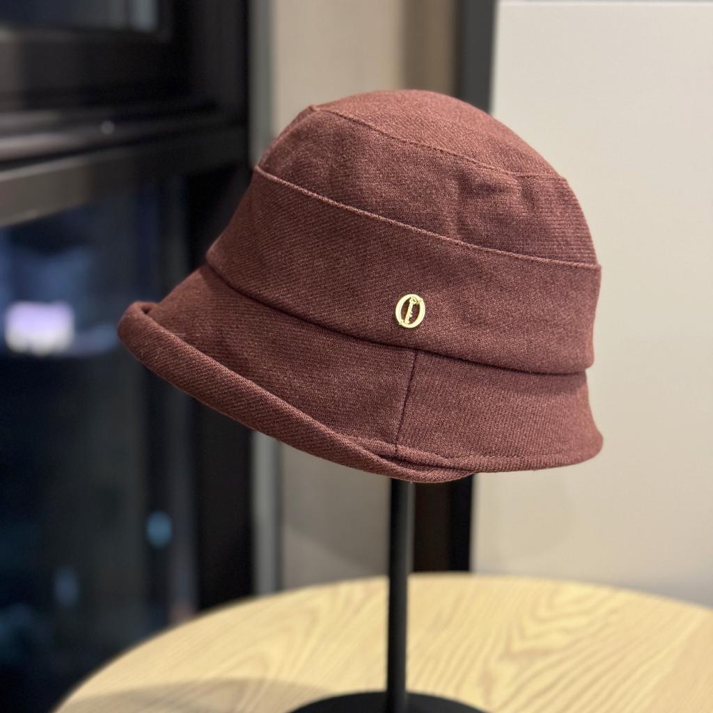 Autumn and Winter Hats for Women Fashionable Metal Label Fisherman Hat Street Casual Versatile Face Showing Small Elegant Curling Edge