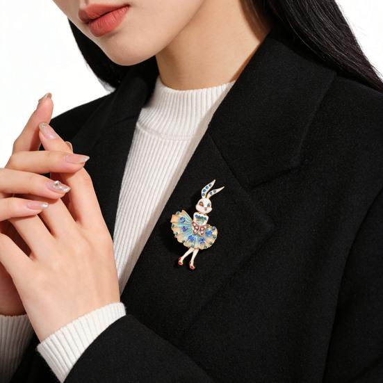 Emaille-Brosche Funkelnde Strasssteine Eingelegt Tanzender Hase Design-Pin Märchen-inspirierter Schmuck Anzüge Pullover Mäntel Accessoires