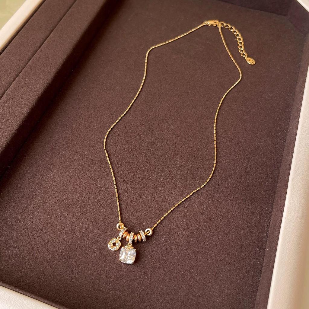 Exquisite French Zircon Gold Sugar Cube Pendant Necklace, Light Luxury Fashionable Clavicle Chain.