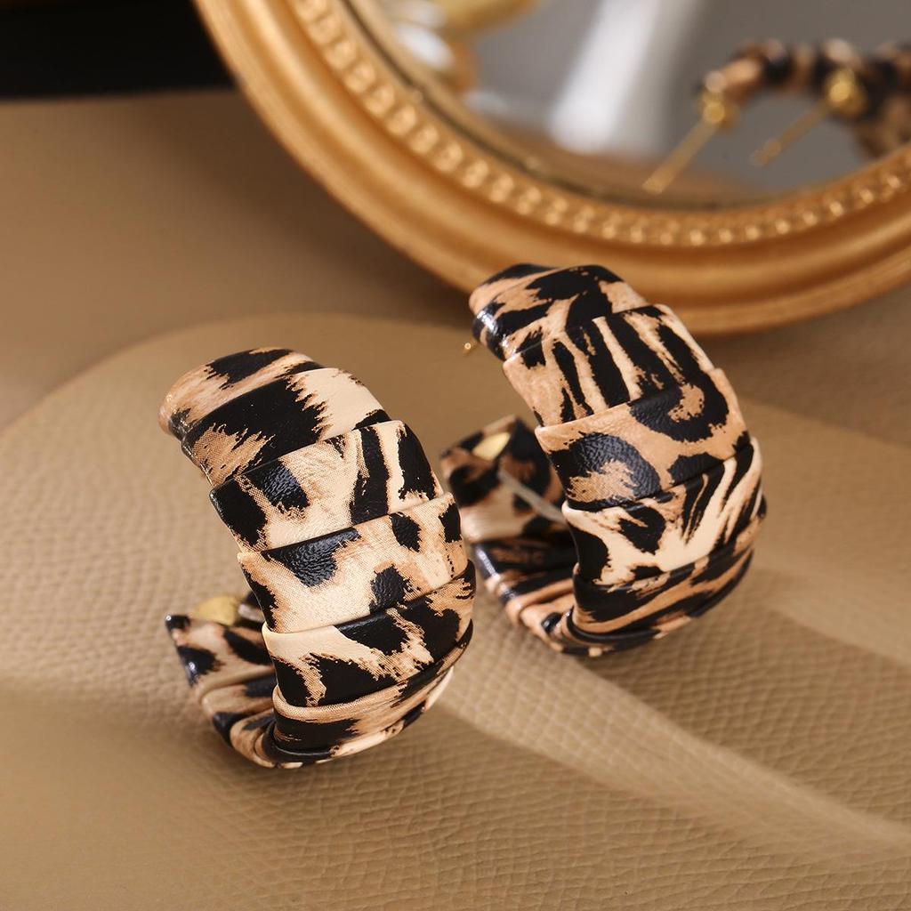 Silver Needle Leather Leopard Print Round C-Shaped Earrings: European and American Retro Studs with a High-End Niche Feel.
