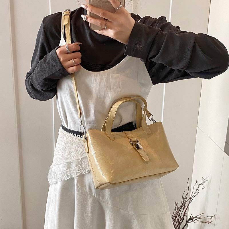 Today's popular bags are women's new simple and versatile textured messenger bags, commuter portable bucket bags.