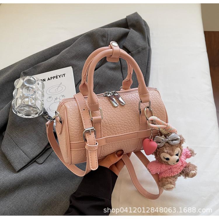 Korean version of simple pillow bag summer hand bag women's 2025 new fashion design texture shoulder messenger bag