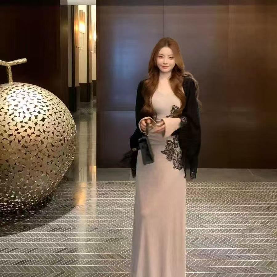 Robe moulante élégante à col en V et patchwork de dentelle amincissante - Manches longues pour femme, Parfaite pour le printemps/l'automne