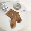 Frühlings- und Herbststil Damen Mittellange Baumwolle Einfarbige Plüschsocken Kombiniert mit Kleinen Lederschuhen und Langen Socken
