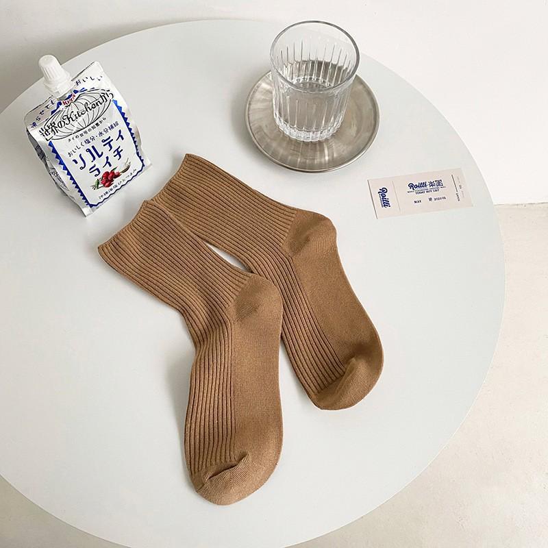 Frühlings- und Herbststil Damen Mittellange Baumwolle Einfarbige Plüschsocken Kombiniert mit Kleinen Lederschuhen und Langen Socken