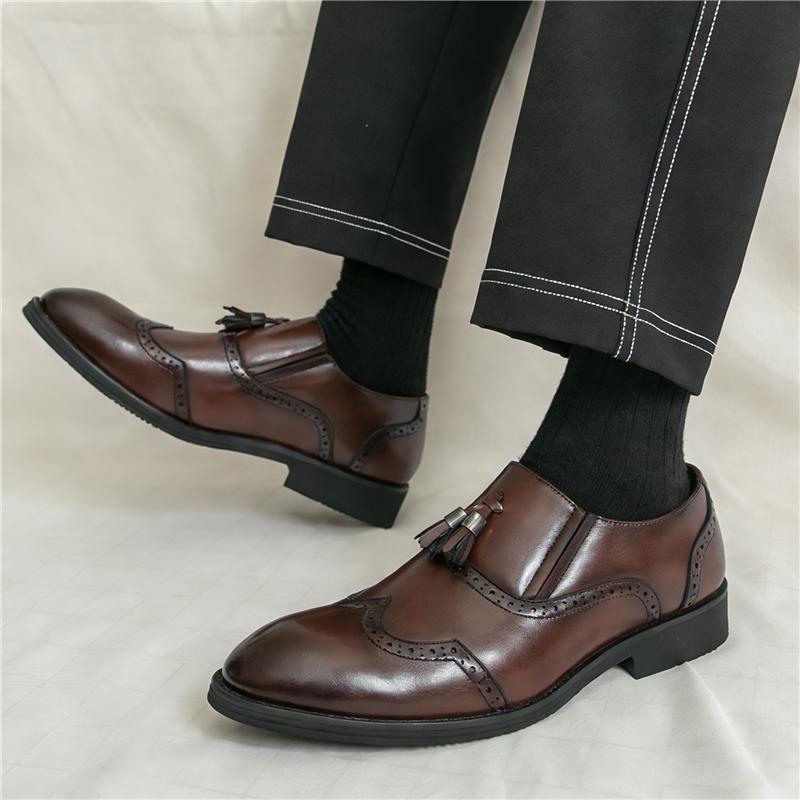 New Designer Britain Gentleman New Pointed Tassels Leather Brogues Shoes For Men Fashion Loafers Wedding Formal Dress Footwear