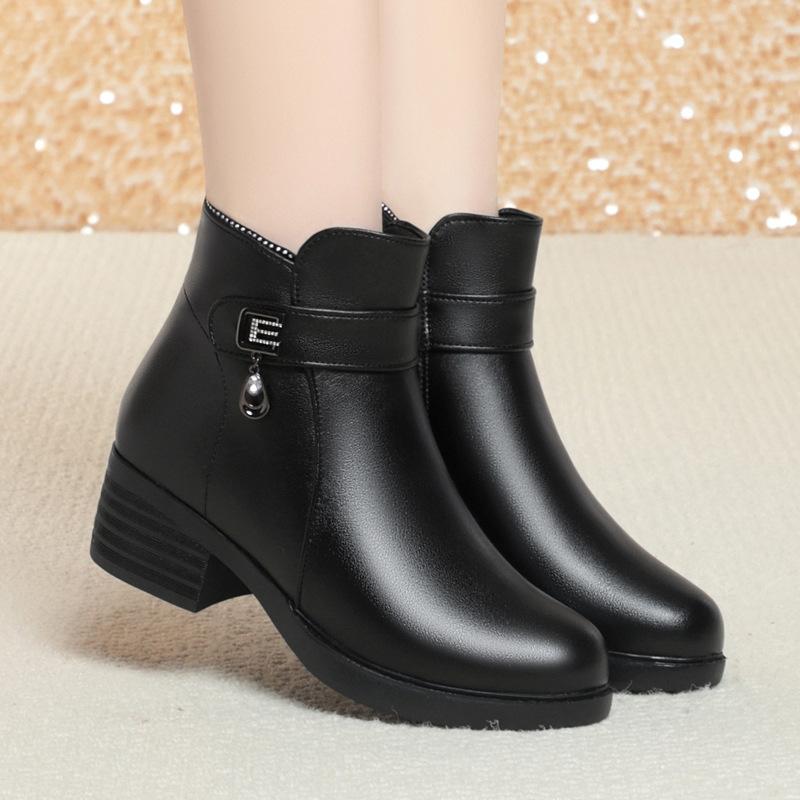Winter Leather Mother Cotton Shoes Women's New Velvet Thick-soled Cold-proof Warm Middle Heel Wool Leather Shoes Large Size Women's Short Boots