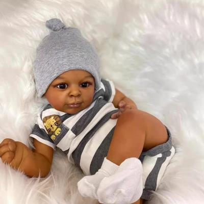 Roztomilá 23-palcová bábika s tmavou pokožkou Reborn Jaylan Soft Touch Cloth Body Rebirth Bábika Bábika ručné kreslenie vláskov pre deti Hračka Domček Hračka Vianočný darček