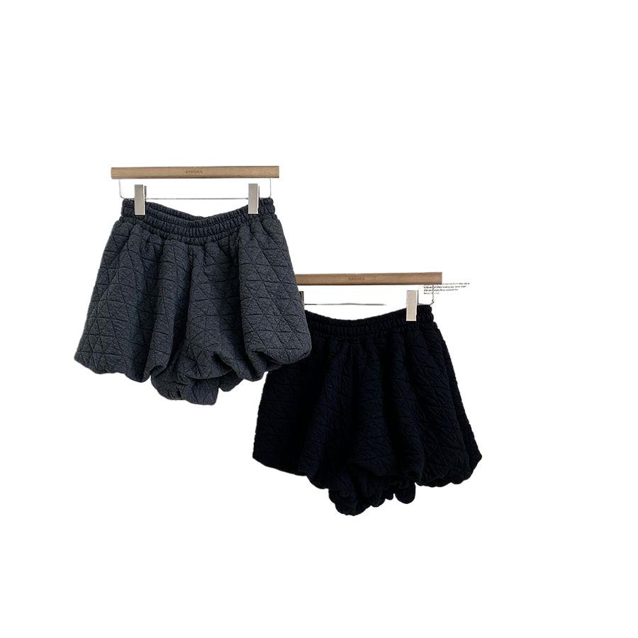 Women's Hip-Hugging A-Line Diamond Quilted Lantern Pants: Winter-Ready, Elastic Waist, Wide-Leg, Short Style
