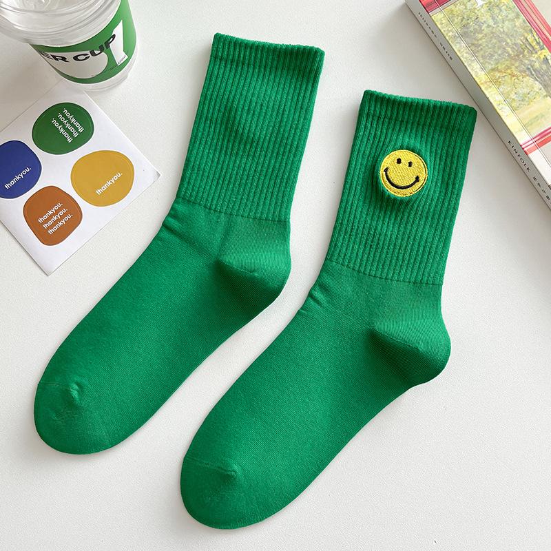 Einfarbige, mittellange Socken mit frischem, lächelndem Gesichtsmuster, schlichtem Design, bequem und atmungsaktiv.