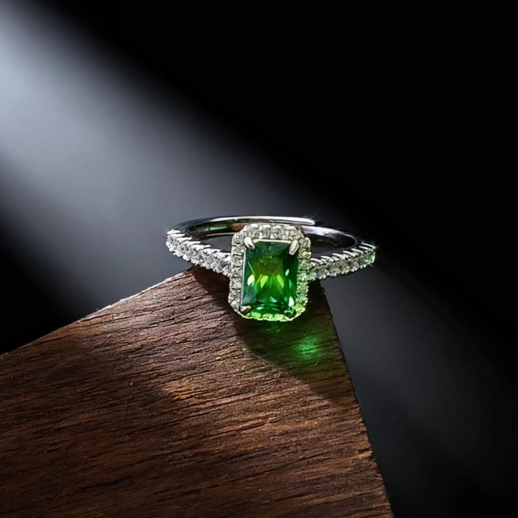 Anello Rettangolare Cultivato Smeraldo Imitazione Retro Lusso Leggero Anello Tesoro Colorato Classico Versatile da Principessa a Quattro Griffes Femminile