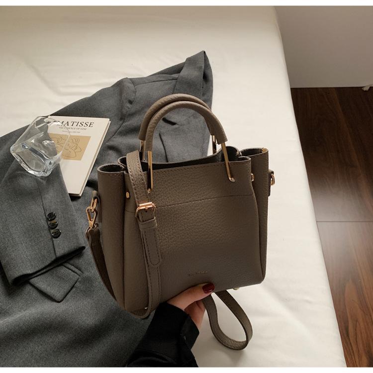 

Handheld bucket bag women s 2025 new retro large-capacity commuter messenger bag fashionable and high-end casual shoulder bag серый