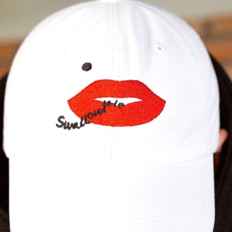 

SWALLOWTALE Lip Embroidered Ball Cap (White) White