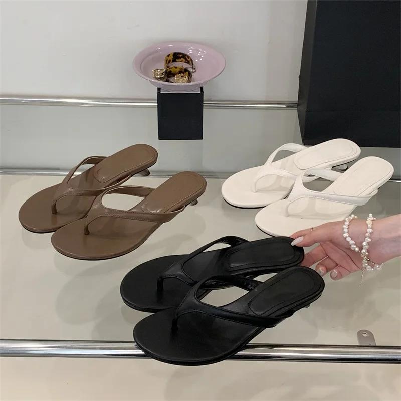 Mode Eilyken Neue Mode Runde Zehenclip Hausschuhe Damen Dünne Niedrige Absätze Strand Freizeitschuhe Sommer Flip-Flops Zapatos De Mujer
