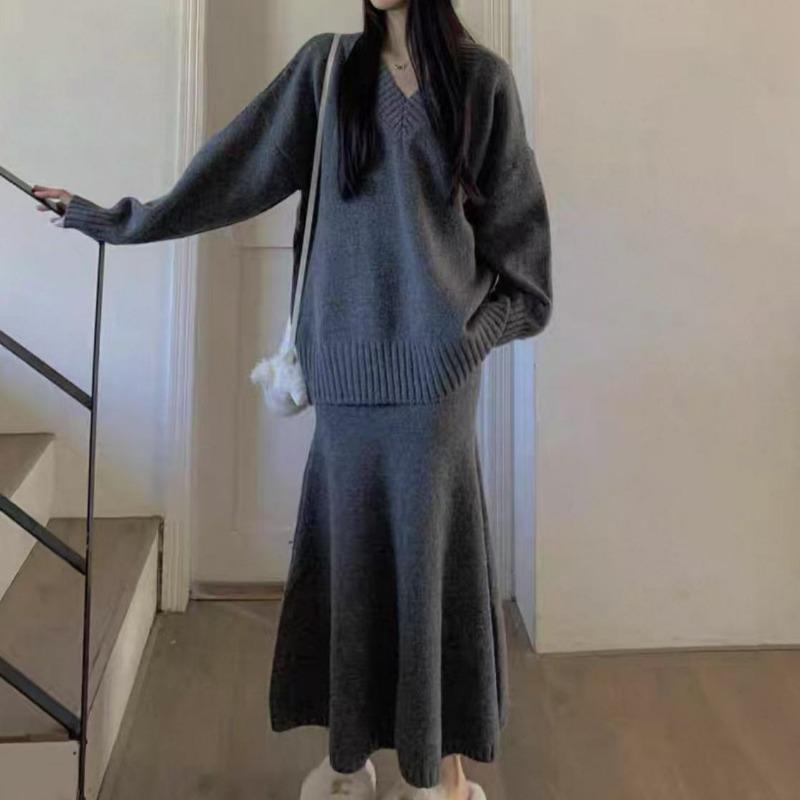 Retro Soft Waxy V-neck Sweater Set for Women's Autumn and Winter New Fishtail Hip Skirt Knitted Two-piece Set for Women