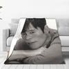 Lee Byung Hun Schauspieler Decke Multifunktionale Flanell Sofa Überwurfdecke für Zuhause Schlafzimmer Reisen Überwürfe Tagesdecke Steppdecke