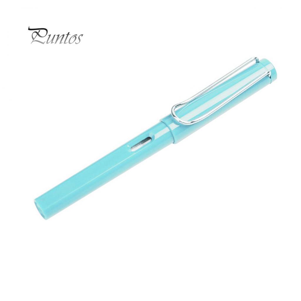 Módní studenti cvičí kaligrafii s plnicím perem s extra jemným hrotem pro hladké psaní